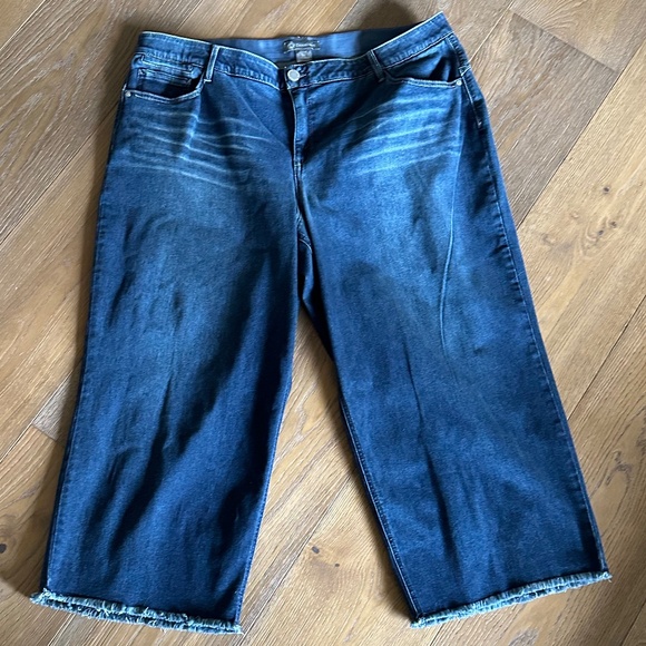 Democracy “AB”Solution Fray Hem Crop Jeans - Picture 4 of 10